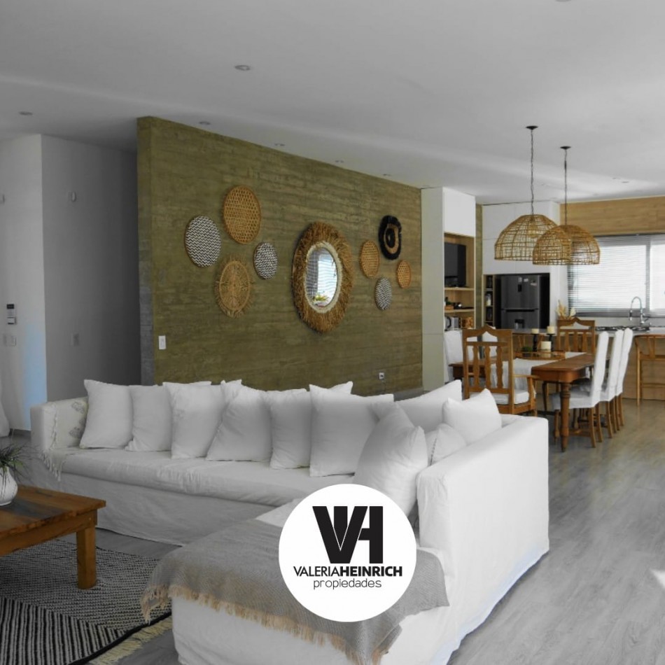 Casa con pileta y jardin en venta. Barrio Alamos, 4 dorm. oportunidad