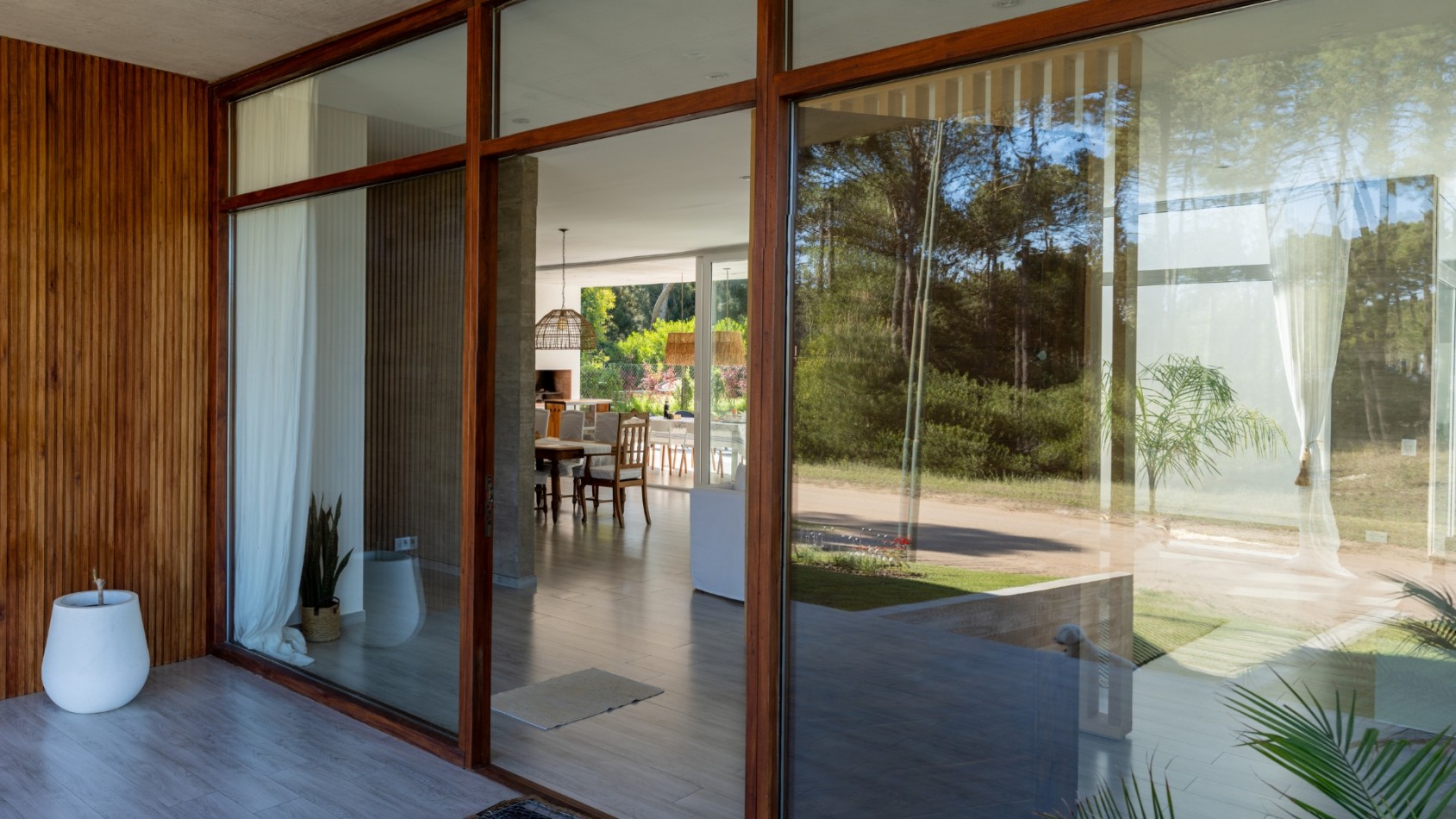 Casa con pileta y jardin en venta. Barrio Alamos, 4 dorm. oportunidad