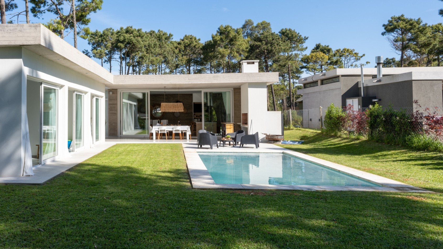 Casa con pileta y jardin en venta. Barrio Alamos, 4 dorm. oportunidad