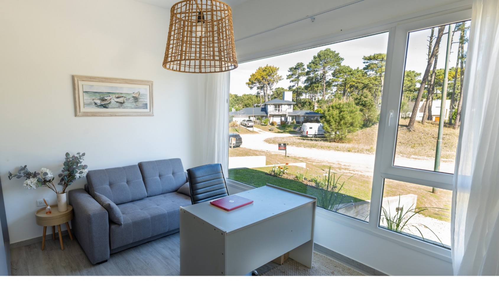 Casa con pileta y jardin en venta. Barrio Alamos, 4 dorm. oportunidad