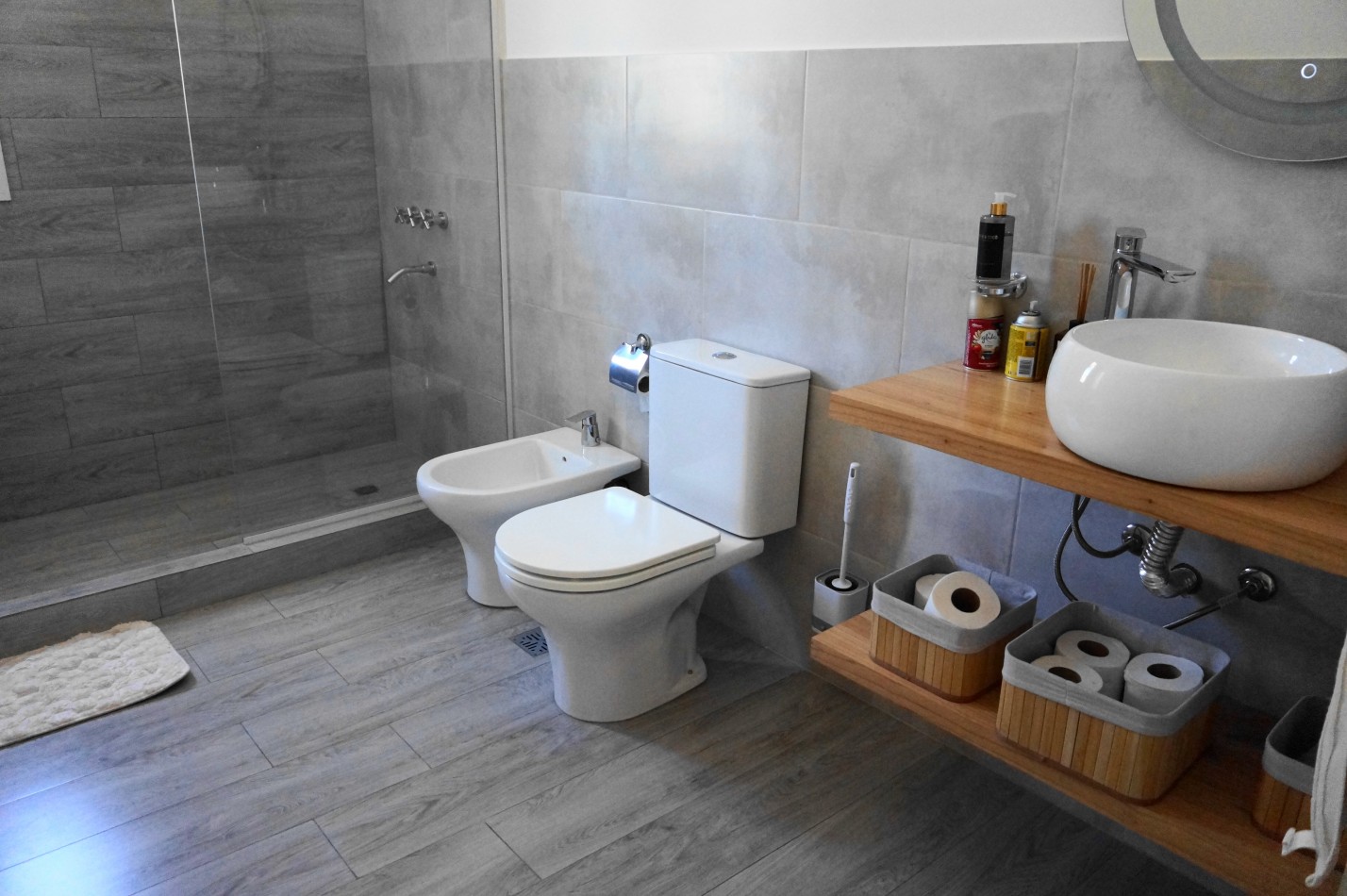 Casa con pileta y jardin en venta. Barrio Alamos, 4 dorm. oportunidad