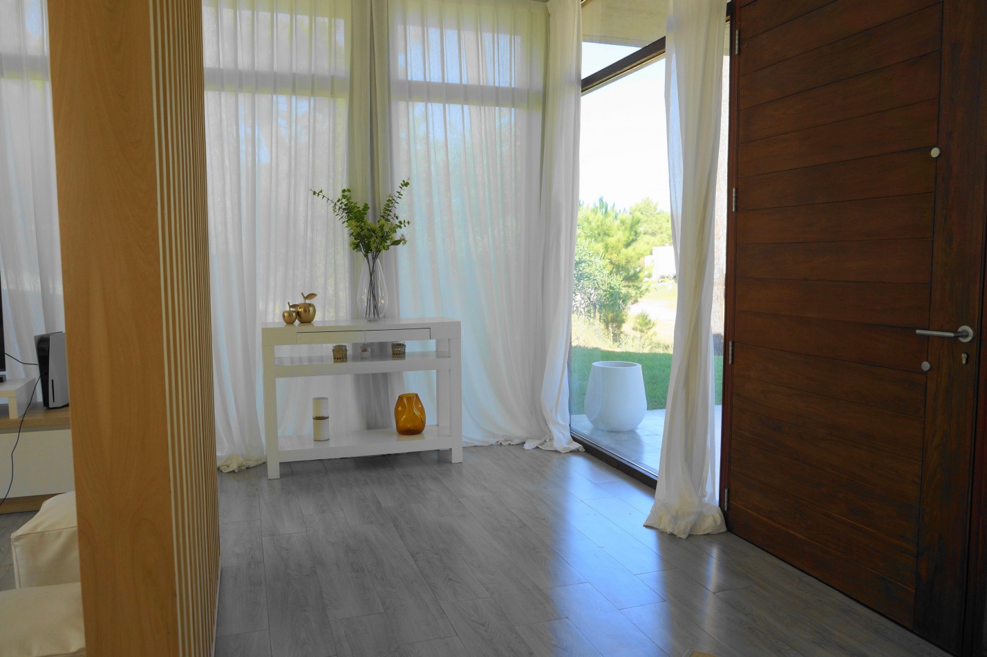 Casa con pileta y jardin en venta. Barrio Alamos, 4 dorm. oportunidad