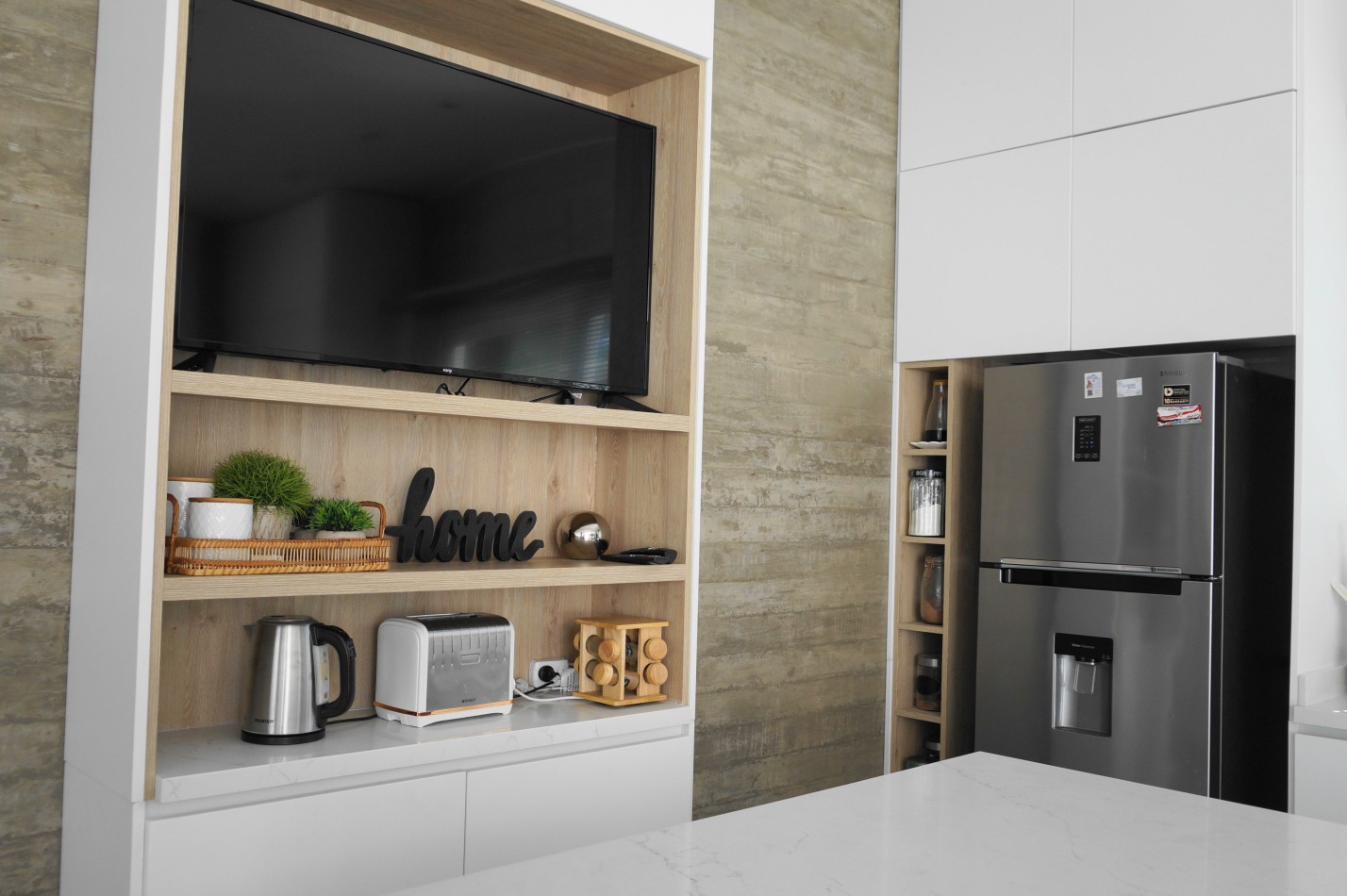 Casa con pileta y jardin en venta. Barrio Alamos, 4 dorm. oportunidad