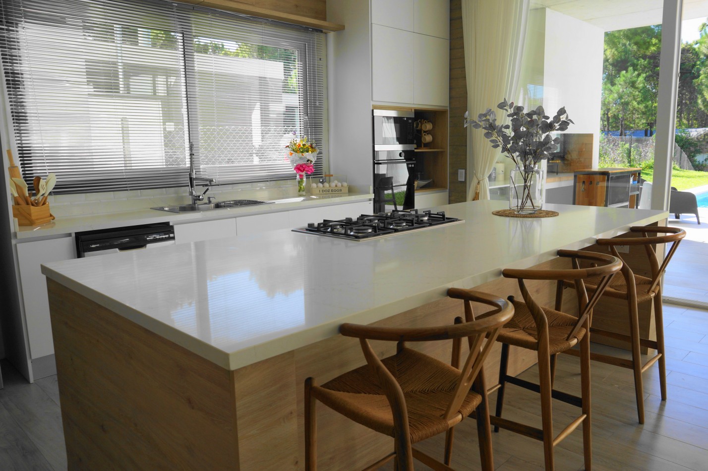 Casa con pileta y jardin en venta. Barrio Alamos, 4 dorm. oportunidad