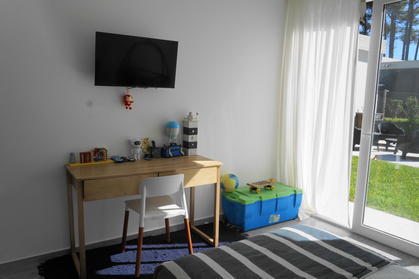 Casa con pileta y jardin en venta. Barrio Alamos, 4 dorm. oportunidad