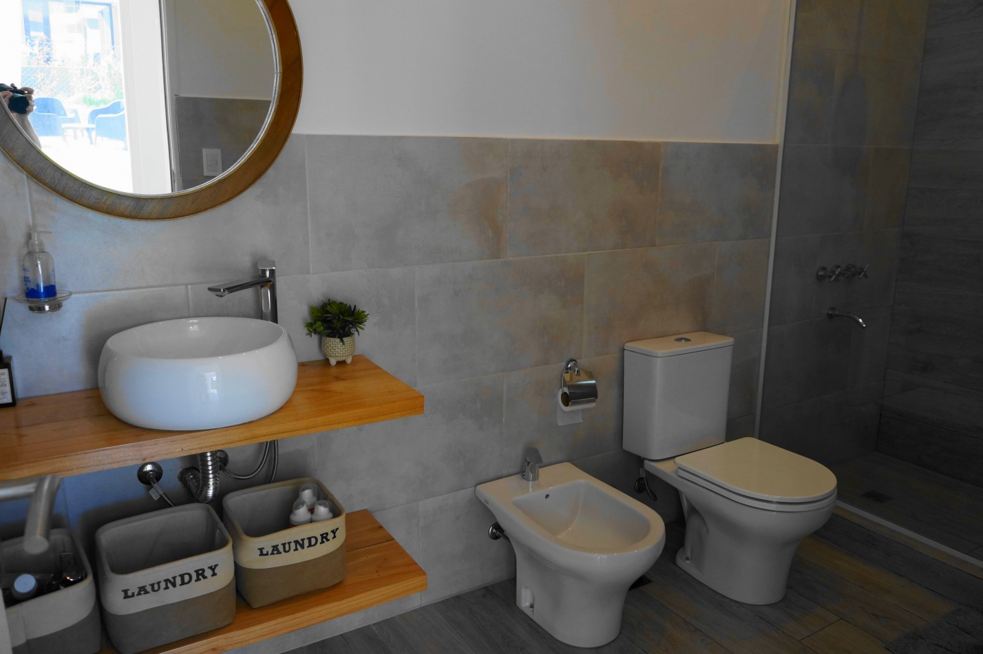 Casa con pileta y jardin en venta. Barrio Alamos, 4 dorm. oportunidad