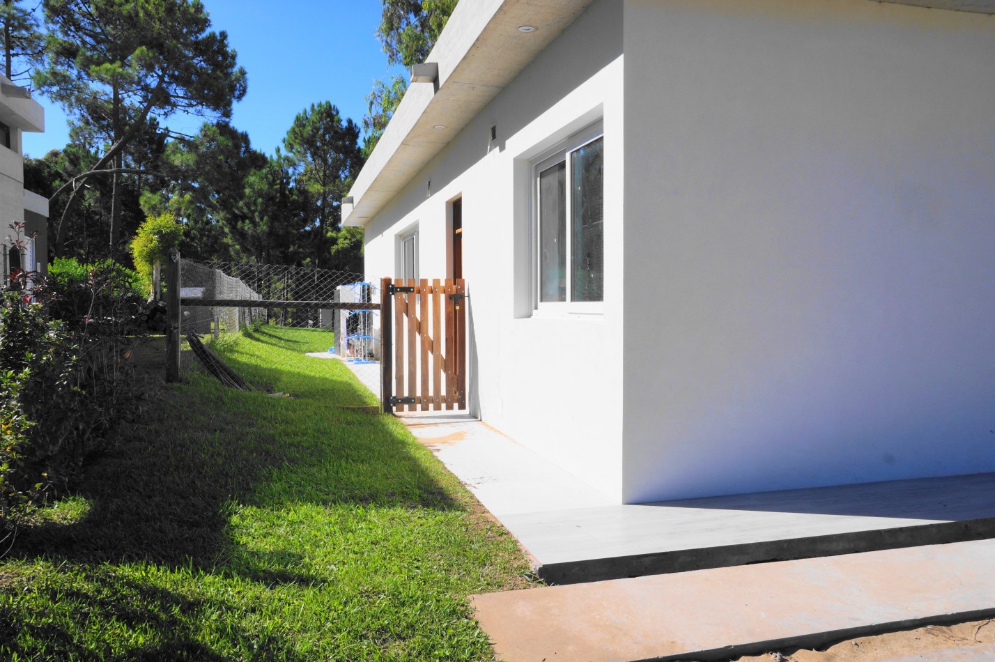 Casa con pileta y jardin en venta. Barrio Alamos, 4 dorm. oportunidad