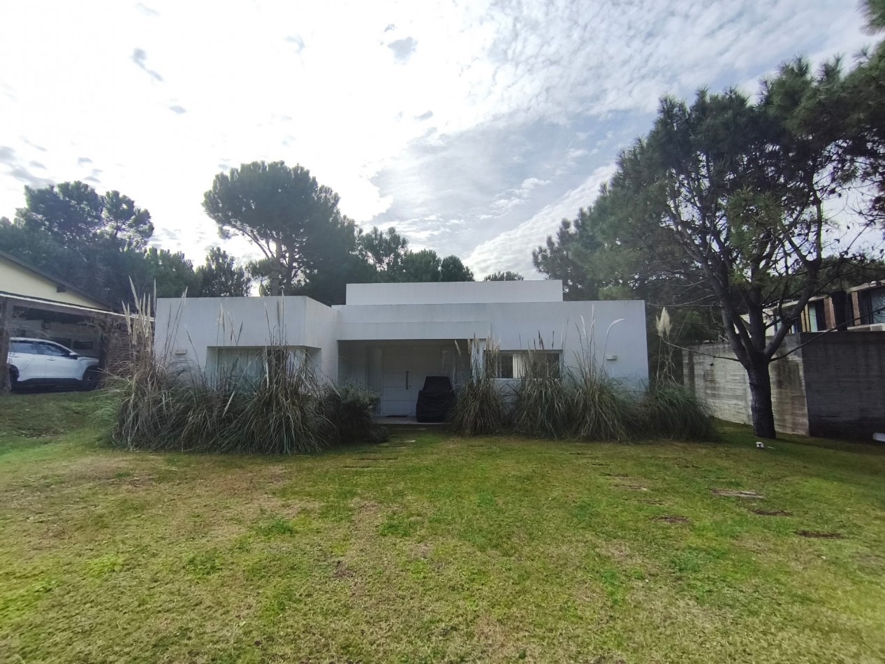 Casa alquiler Costa Esmeralda Residencial 3 dorm. jardin