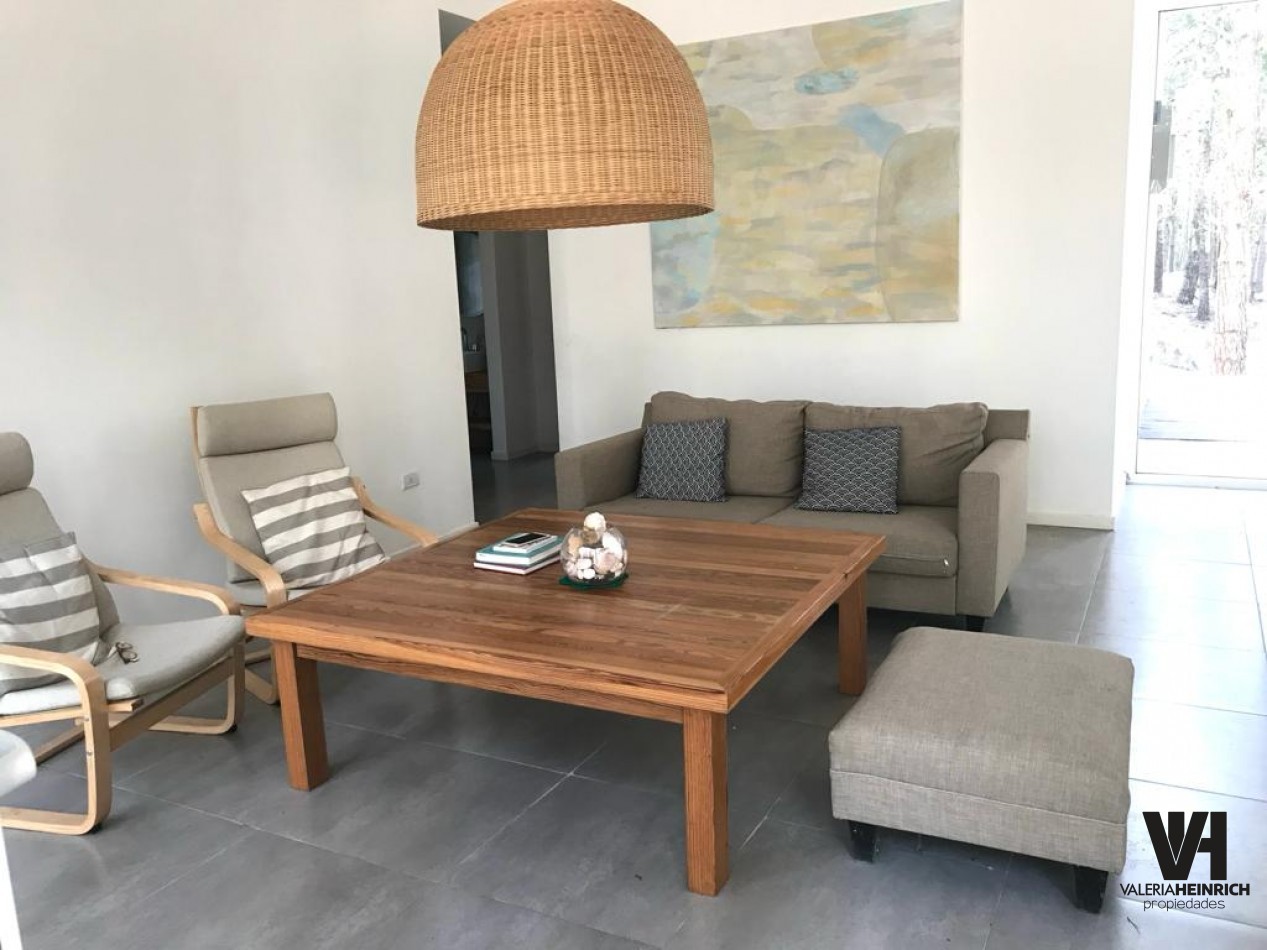 Venta casa Villarobles Pinamar  4 dorm.