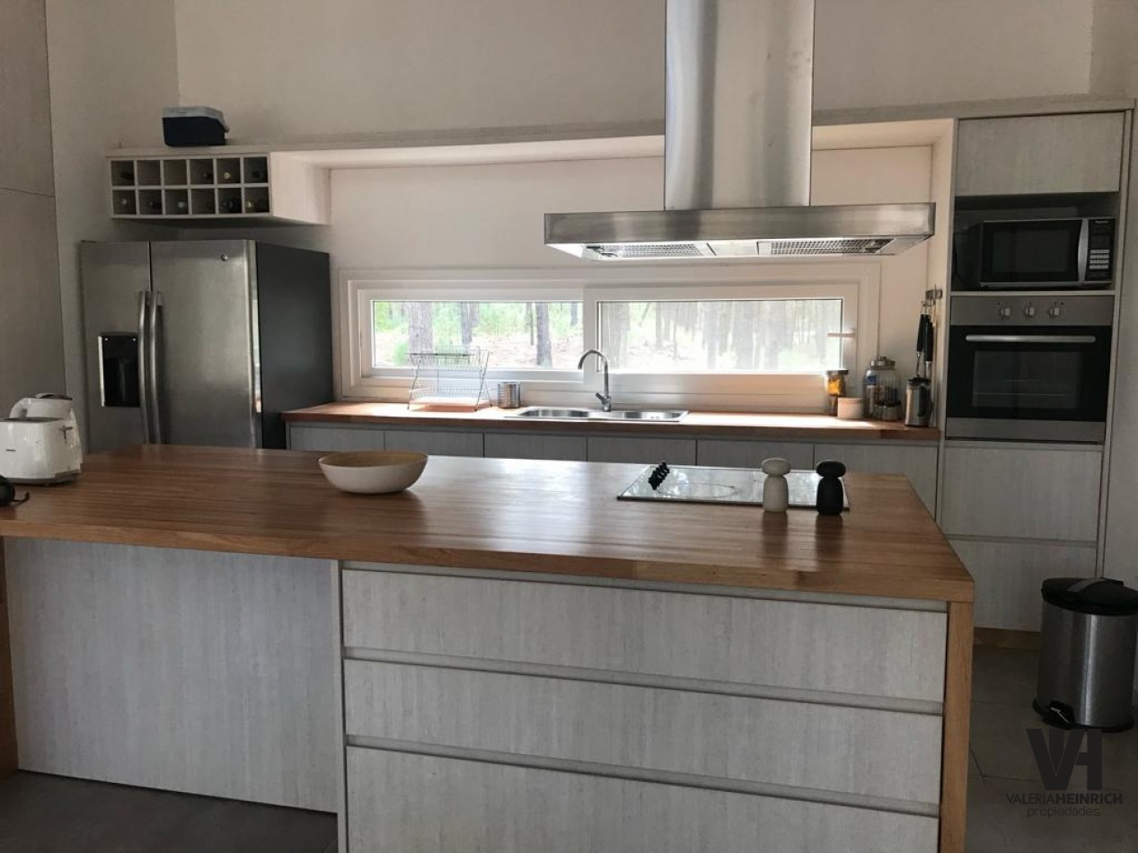 Venta casa Villarobles Pinamar  4 dorm.