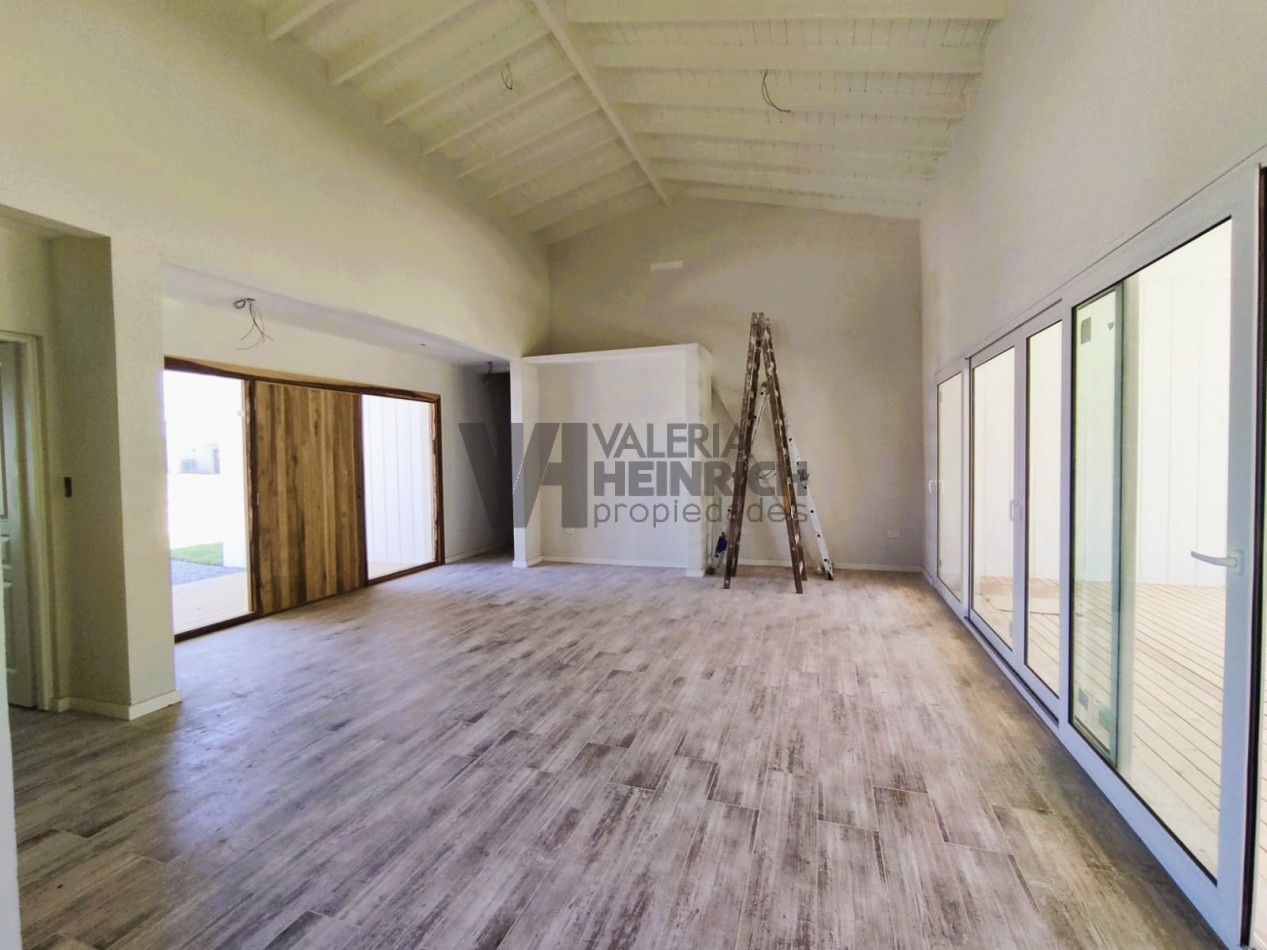 Venta casa Costa Esmeralda estilo americana